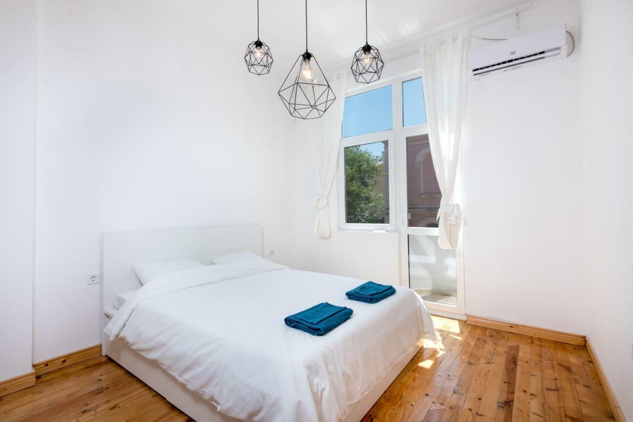 The White Apartment - Bogoridi Main Street Burgas Luaran gambar